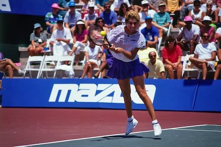 Tennismaailman aikansa nuori huippupelaaja joutui puukotuksen uhriksi kesken ottelun