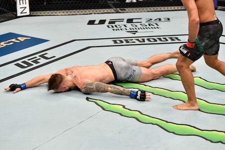 Nyt tuli rumaa jälkeä! Teemu Packalen tyrmättiin karusti UFC-kehässä Nyt tuli rumaa jälkeä! Teemu Packalen tyrmättiin karusti UFC-kehässä