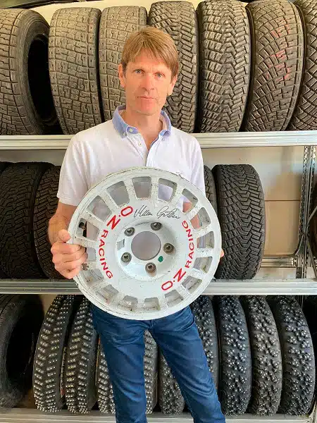 Marcus Grönholm palkitsi nimikkosarjansa voittajat Peugeot 206 WRC-auton kilpavanteilla