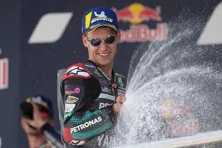 MotoGP-luokan sensaatiokuski takoi taas tuplan – Valentino Rossinkin hymy herkässä