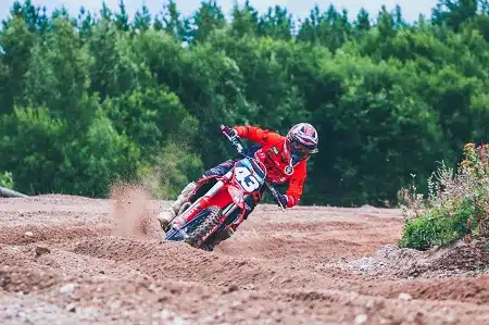 Kilpakumppani tuhosi suomalaiskuskin kisan EM-sarjassa – ”Hän ajoi tyhmästi”