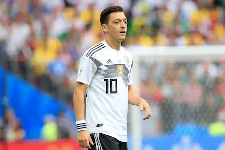 Mesut Özil lopettaa maajoukkueuransa – ”Enää en sitä tee”