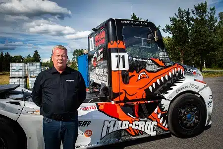 Räyhäkästä tykitystä rajulla laitteella Kemoran radalla – moninkertainen Suomen mestari kohensi kierrosennätystään useilla sekunneilla