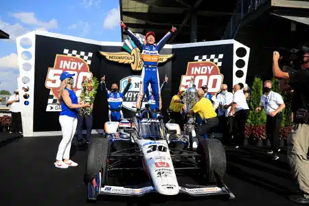 Entinen F1-kuski voitti Indy 500 -kilpailun – Fernando Alonso kaukana kärjestä