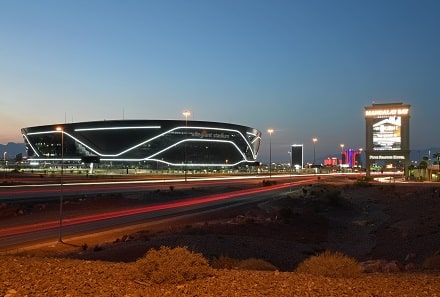 NFL: Las Vegas Raiders korkkasi upean stadioninsa voitolla