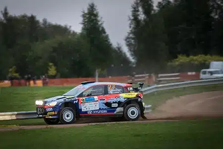 ”Oho-tilanteita” Viron MM-rallissa – Jari Huttunen nousi silti palkintokorokkeelle