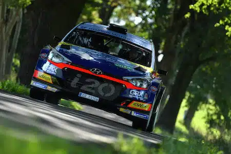 Suomalainen ralliässä tykitti mestaruuteen! – Edes ulosajo ei pilannut juhlia