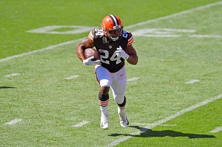 Keskushyökkääjät loistivat, laitahyökkääjätähdeltä upea touchdown – Cleveland Browns voittoon torstain NFL-ottelussa