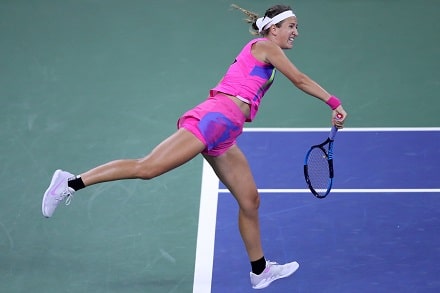 Tennistähti Victoria Azarenka tekee paluuta, ja tekee sen loistavalla pelillä