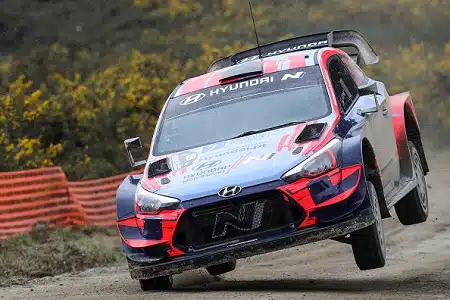 Draamaa Sardinian MM-rallissa: Dani Sordo loikkasi ”vesihautaan” – moottori sammui