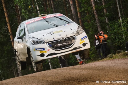 Henri Hokkala otti rallimestaruuden – kilpakumppani kaatoi autonsa keskeytyskuntoon Henri Hokkala otti rallimestaruuden – kilpakumppani kaatoi autonsa keskeytyskuntoon
