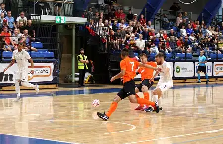 Miesten Futsal-Liigan välierät: finaalipaikat lauantaina katkolla Torniossa ja Kemissä