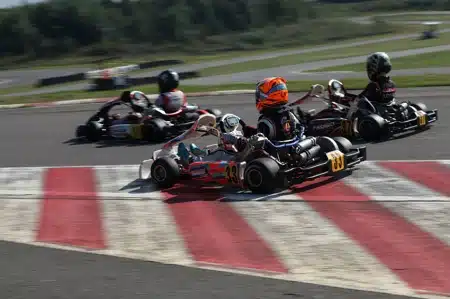 Käsittämätön kilahdus kartingin MM-sarjassa! Kuski sekosi radalla ja päätti myöhemmin piestä kilpakumppaninsa – ”Pidättäkää tämä kaveri!”