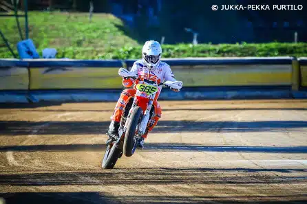 MM-kultaa tyrkyllä Suomeen: ”Pidän itseäni sarjan nopeimpana kuskina – seuraani on alettu vältellä varikoilla”