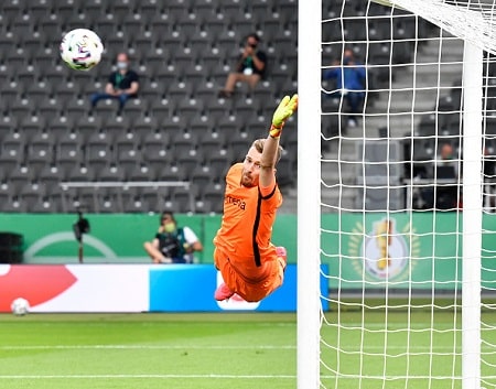 Lukas Hradecky piti nollan Bundesliigassa - Leverkusen jo kolmantena sarjassa Lukas Hradecky piti nollan Bundesliigassa – Leverkusen jo kolmantena sarjassa