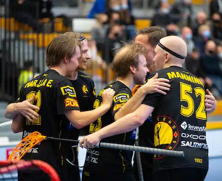 Espoon derbyssä railakkaat tuplajuhlat – Indians ilakoi ”Tiipiillä”