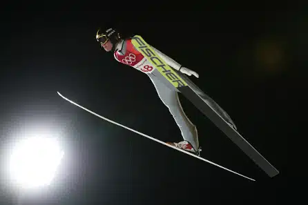 Mäkihypyn olympiavoittaja tekee comebackin