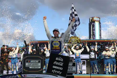Nuori komeetta Chase Elliott NASCAR-mestariksi – legendaarinen Jimmie Johnson lopetti