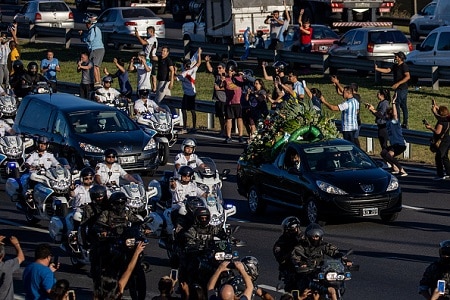 Diego Maradona saatettiin haudan lepoon