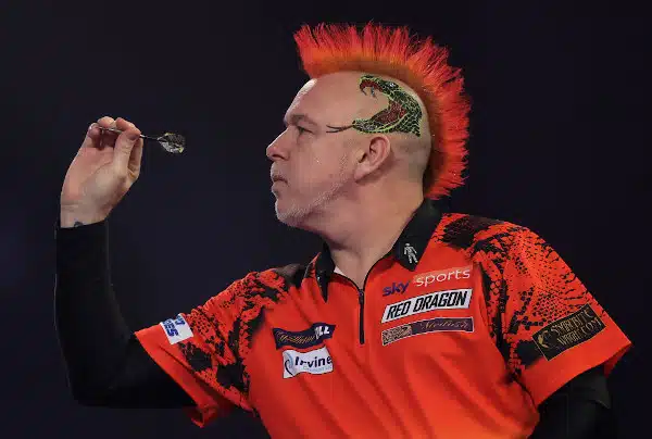 Dartsin 16-kertainen maailmanmestari jyrää, kumma töyhtöhyyppä liigakärkeen