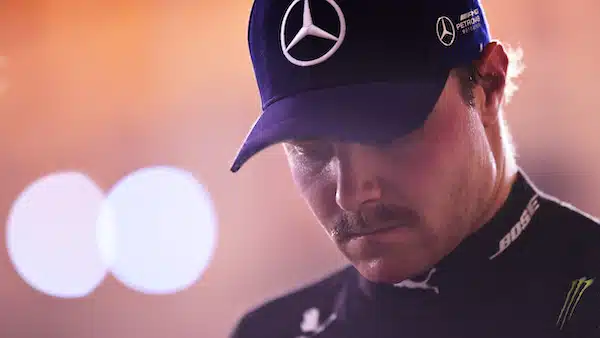 F1-dokumentti kertoo karulla tavalla Valtteri Bottaksen aseman Mercedeksellä - suomalainen nähdään yksin juomassa olutta F1-dokumentti kertoo karulla tavalla Valtteri Bottaksen aseman Mercedeksellä – suomalainen nähdään yksin juomassa olutta