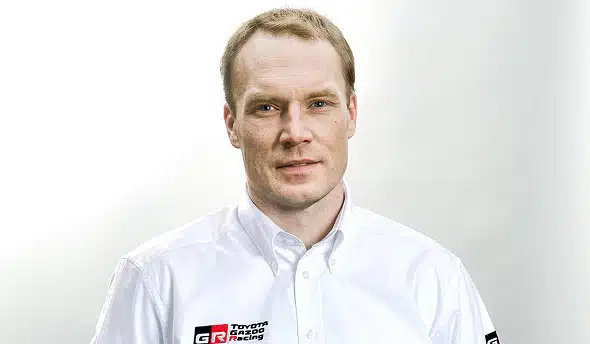 Jari-Matti Latvala riemuitsi – Toyotan isolta pomolta viesti keskeyttäneelle Kalle Rovanperälle