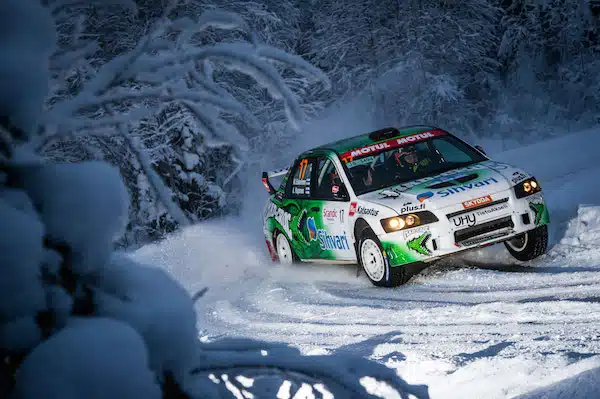 Mikko Eskelinen ja Arto Kapanen sukelsivat hankeen Arctic Lapland  Rallissa – Tunturiralli keskeytyi ulosajon vaurioihin