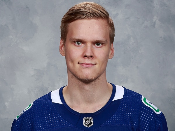 Edellisessä ottelussa NHL-uransa avausmaalin tehnyt Olli Juolevi heivattiin katsomoon Edellisessä ottelussa NHL-uransa avausmaalin tehnyt Olli Juolevi heivattiin katsomoon