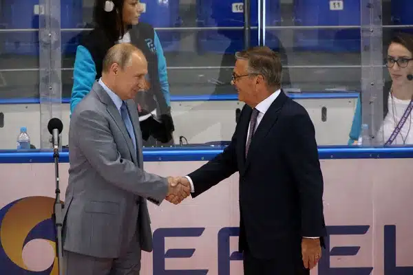 Täysin käsittämätön sopimus – Rene Fasel todisti olevansa Vladimir Putinin puudeli Täysin käsittämätön sopimus – Rene Fasel todisti olevansa Vladimir Putinin puudeli