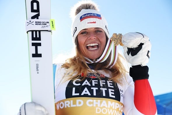 Unelmasta upeasti totta – Corinne Suter syöksyi hurmiossa MM-kultaa