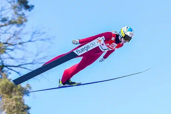 Päättäjät taipuivat – lentomäki ei olekaan naishyppääjille liian vaarallinen Päättäjät taipuivat – lentomäki ei olekaan naishyppääjille liian vaarallinen
