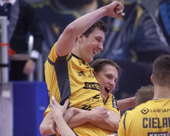 Savo Volley rynnisti mitalipeleihin - Vantaa Ducks ei saanut puolivälieräsarjassa savolaisilta erääkään Savo Volley rynnisti mitalipeleihin – Vantaa Ducks ei saanut puolivälieräsarjassa savolaisilta erääkään