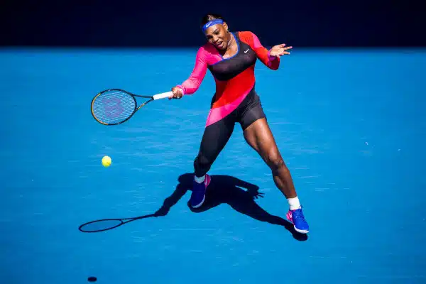 Serena Williams taipui maratonottelussa Wimbledonissa – käänsi katseensa jo US Openiin