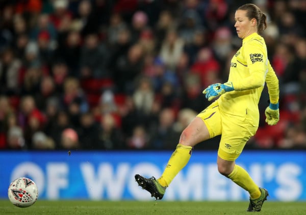 Helmareiden pelaajien ottelussa pelottava tilanne