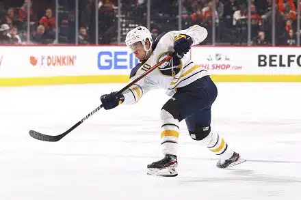Henri Jokiharju urakoi ulkoilmaottelussa - Auston Matthews osui ja sikaili Henri Jokiharju urakoi ulkoilmaottelussa – Auston Matthews osui ja sikaili
