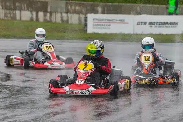 Pöyristyttävää! Venäläinen kartingkuski juhlisti voittoa tekemällä palkintopallilla natsitervehdyksen ja nauramalla räkäisesti päälle Pöyristyttävää! Venäläinen kartingkuski juhlisti voittoa tekemällä palkintopallilla natsitervehdyksen ja nauramalla räkäisesti päälle