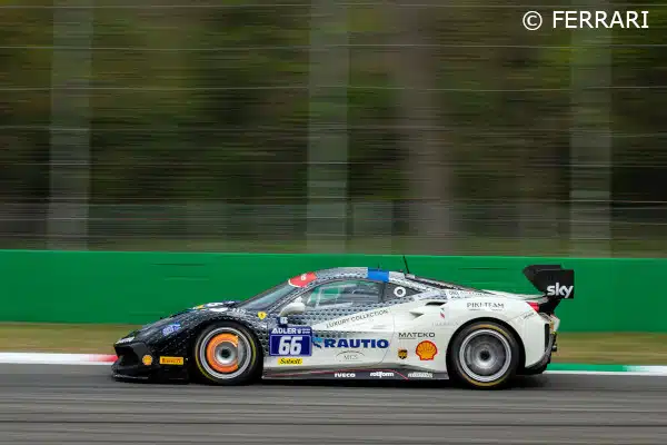 Suomalaislupaus ylsi kolmanneksi Ferrari Challenge ratasarjassa – purki pettymystään kisan jälkeen