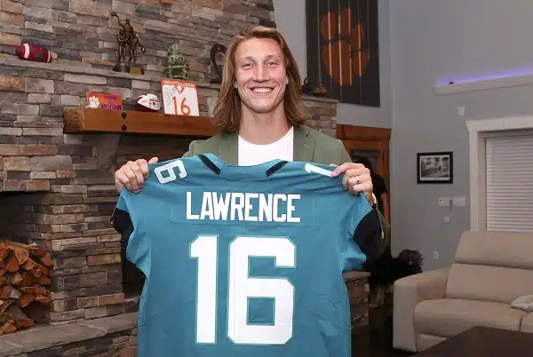 Pelinrakentajat valtasivat palkintopallin NFL-liigan varaustilaisuudessa