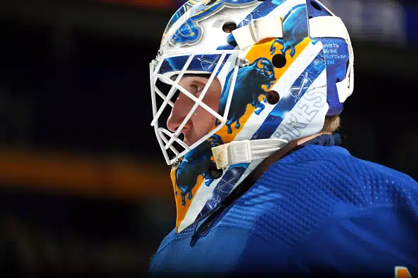 Suomalaisen NHL-veskarin verkko pullisteli - valmentaja ei edes harkinnut vaihtoa: ”Hauska katsella” Suomalaisen NHL-veskarin verkko pullisteli – valmentaja ei edes harkinnut vaihtoa: ”Hauska katsella”