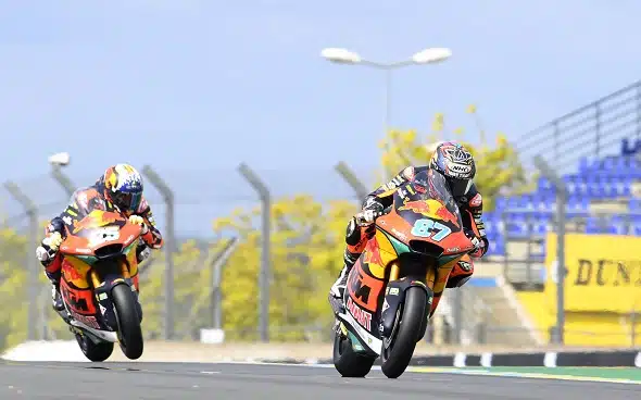 Suomalaistallille upea kaksoisvoitto Ranskan GP:ssä – Aki Ajon tiimien kuljettajat johtavat kahden luokan MM-sarjoja