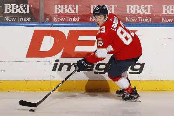 Suomalaisella NHL-hyökkääjällä koronatartunta