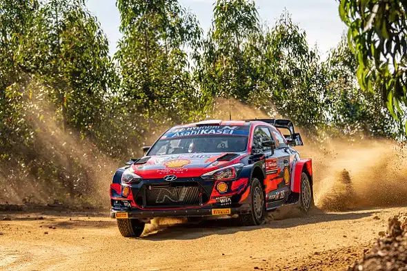 Ott Tänak tykitti kovan pohja-ajan Kreikassa – Kalle Rovanperälle ikävä yllätys: ”Ei toiminut lainkaan” (ek14)