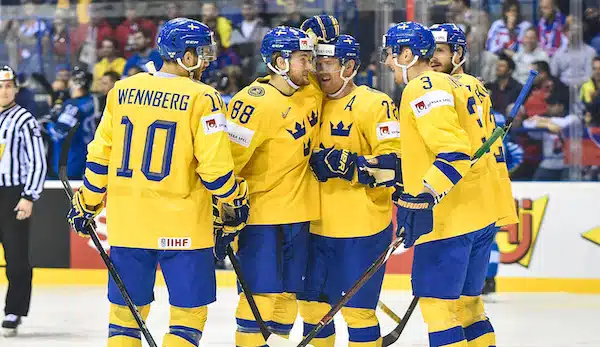 Tre Kronor avasi voittotilinsä EHT-turnauksessa Tre Kronor avasi voittotilinsä EHT-turnauksessa