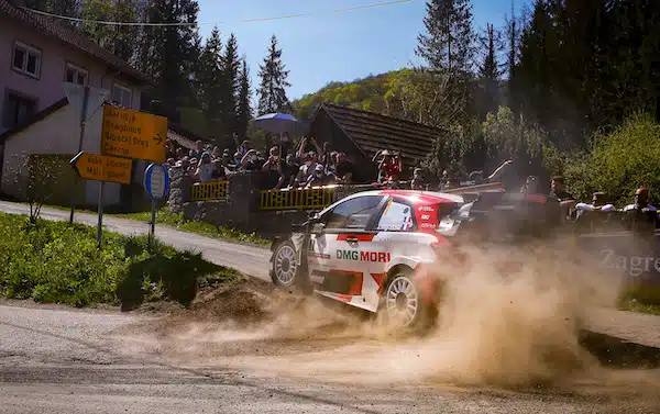 Toyota lähellä hienoa pottia – tästä tilanteesta yötauolle MM-rallissa (ek15)