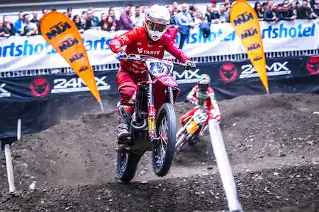 Suomalaisen motocrosskuski jo yli vuosikymmenen tappioitta Suomessa – jatkuuko putki viikonloppuna?