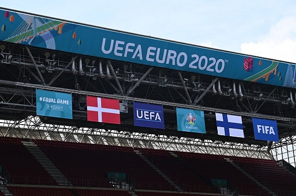 Huuhkajat kohtaavan Tanskan jalkapalloliiton puheenjohtaja koronaeristykseen