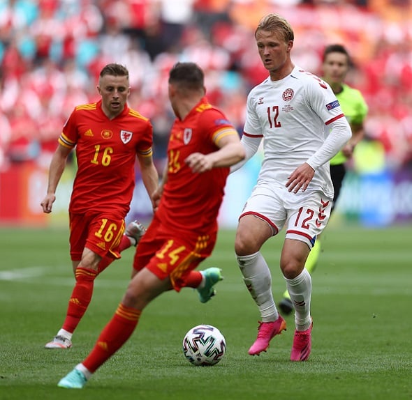 Karmea virhe Walesin puolustajalta! Kasper Dolberg on nousemassa Tanskan suureksi sankariksi