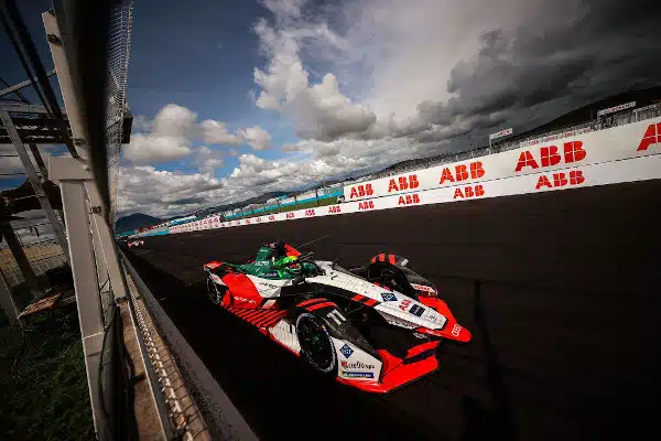 Starttasi sähköformuloiden kisaan kahdeksannesta ruudusta – voitti