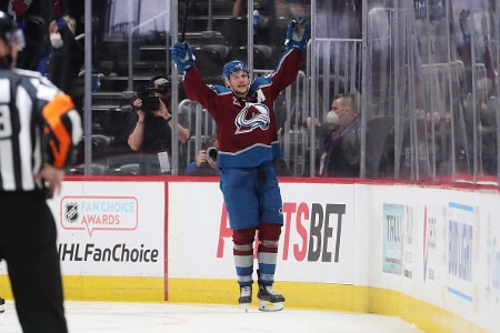 Mikko Rantanen ilmiliekeissä NHL:ssä – toinen suomalaistähti loukkaantui Mikko Rantanen ilmiliekeissä NHL:ssä – toinen suomalaistähti loukkaantui