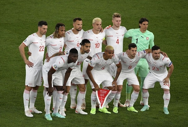 Sveitsi saa vielä jännittää – useampi Bakun reissu herättää kritiikkiä Sveitsi saa vielä jännittää – useampi Bakun reissu herättää kritiikkiä